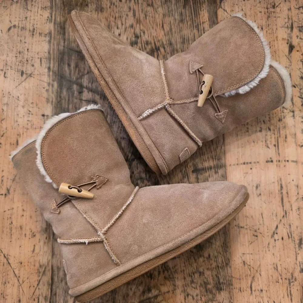 BJØRNDAL Sz 9 Tan Suede Sheepskin Joey‎ Boots Toggle Sherpa Cozy Winter Warm